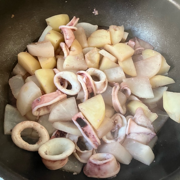 かぶとじゃがいもとイカの煮物